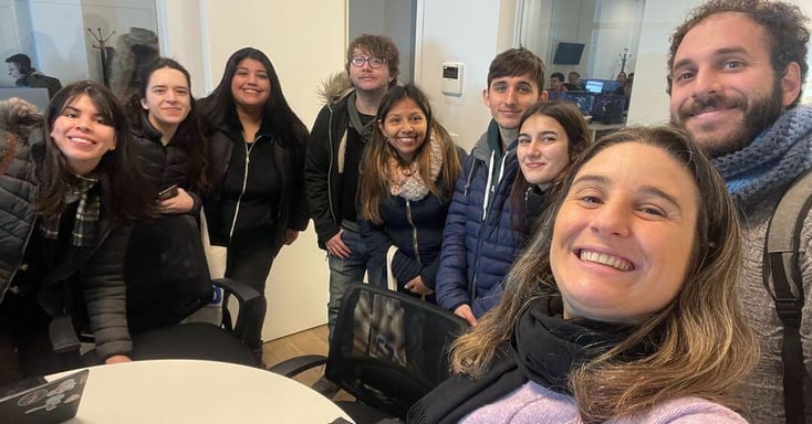 Grupo de jóvenes participando en una clase de Help Desk